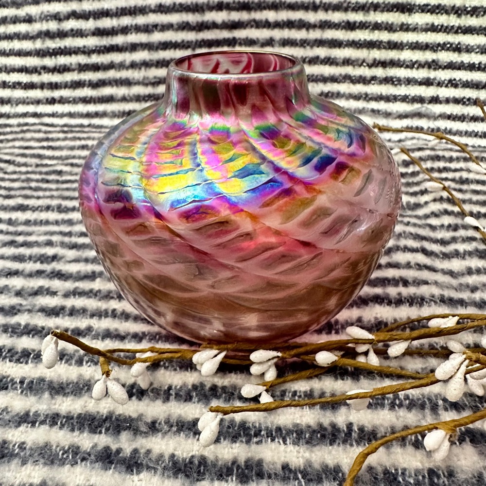 Trout Studios Vintage Art Glass Vase Decor Handblown Iridescent Swirl Purple‎